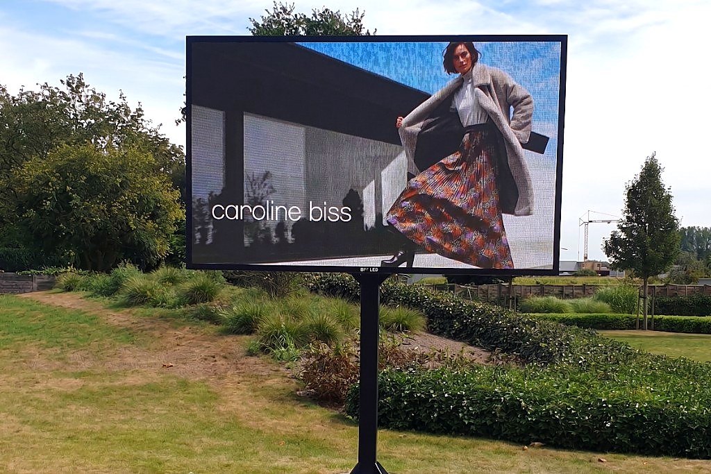 Vrijstaand outdoor LED scherm in groene omgeving