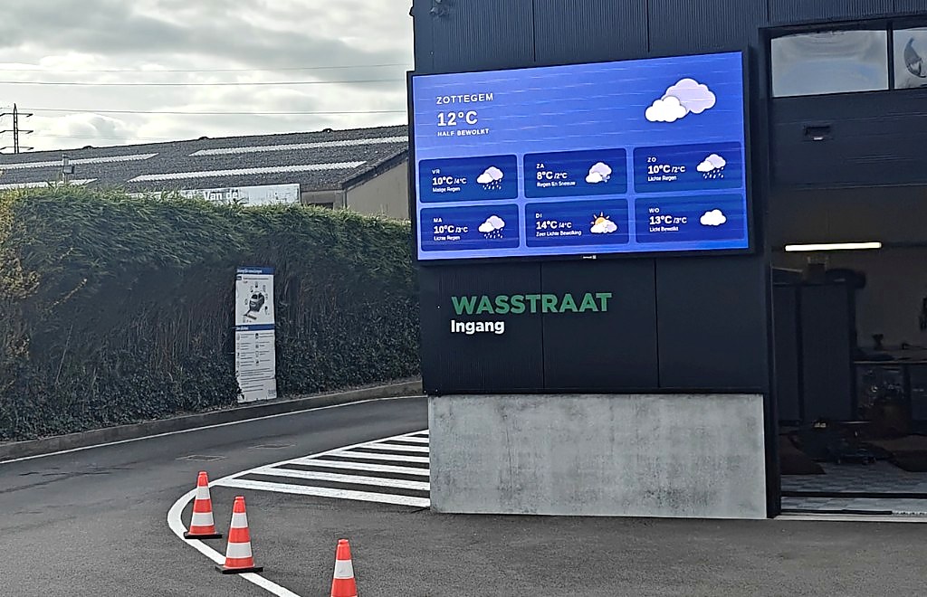 Outdoor LED scherm met weerinformatie aan carwash ingang
