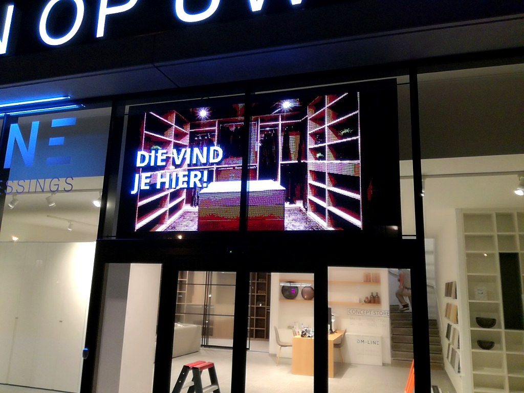Groot LED scherm in etalage van interieurzaak