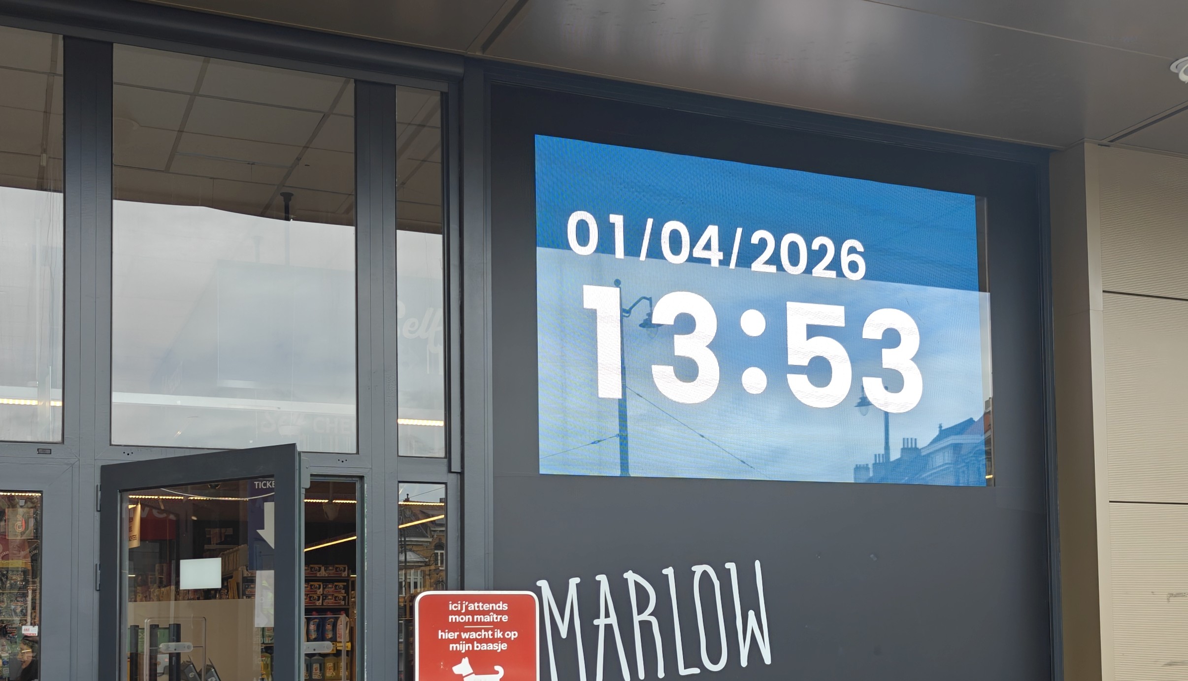 LED scherm in etalage met reclame- en promotiecontent