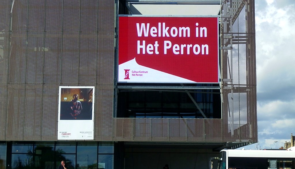 Gevelscherm op cultuurcentrum met welkomstboodschap