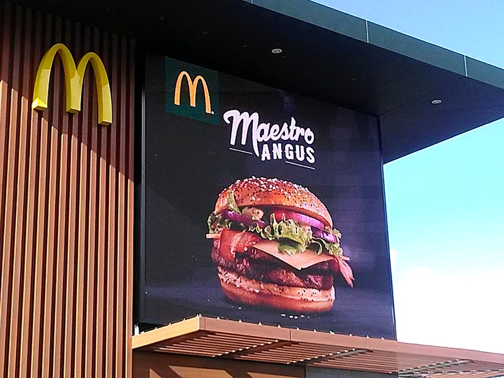 Groot LED scherm aan McDonalds gevel