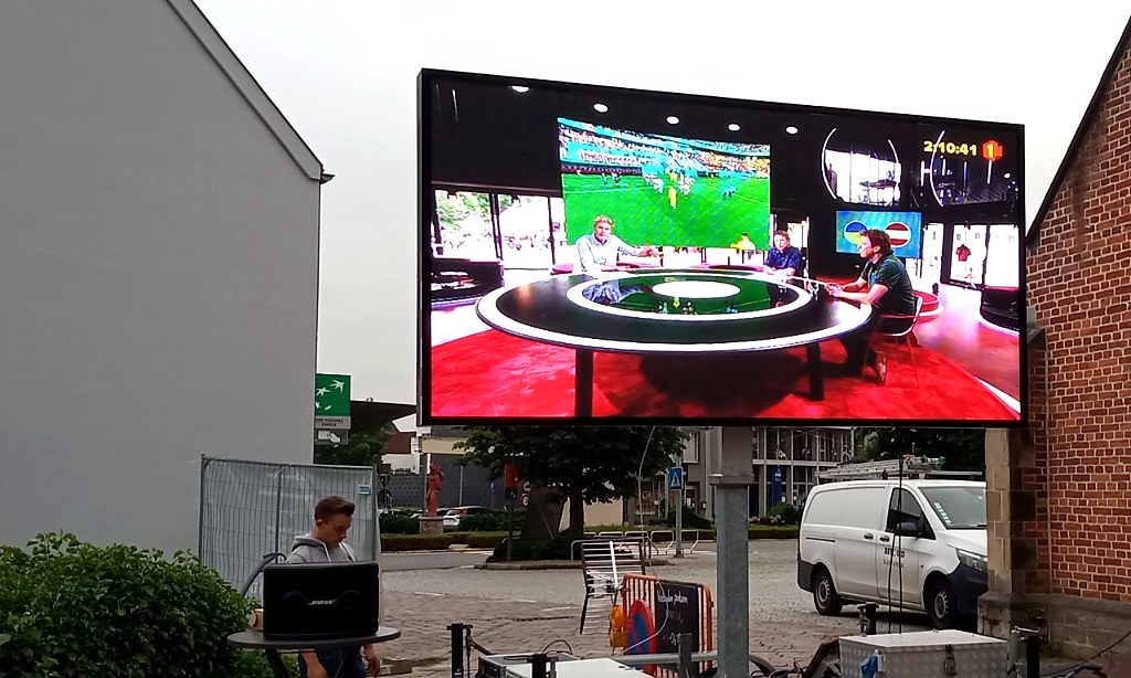Mobiel LED scherm met voetbaluitzending