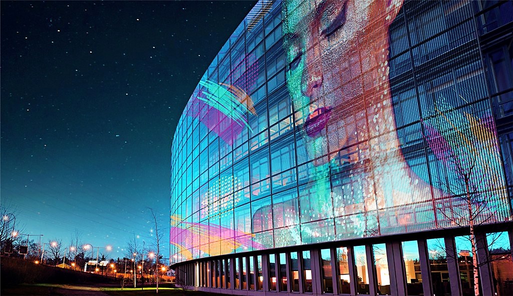 Transparante outdoor LED mediagevel op modern gebouw bij avond