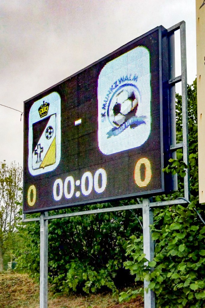 Outdoor LED scorebord staand op palen met clublogo